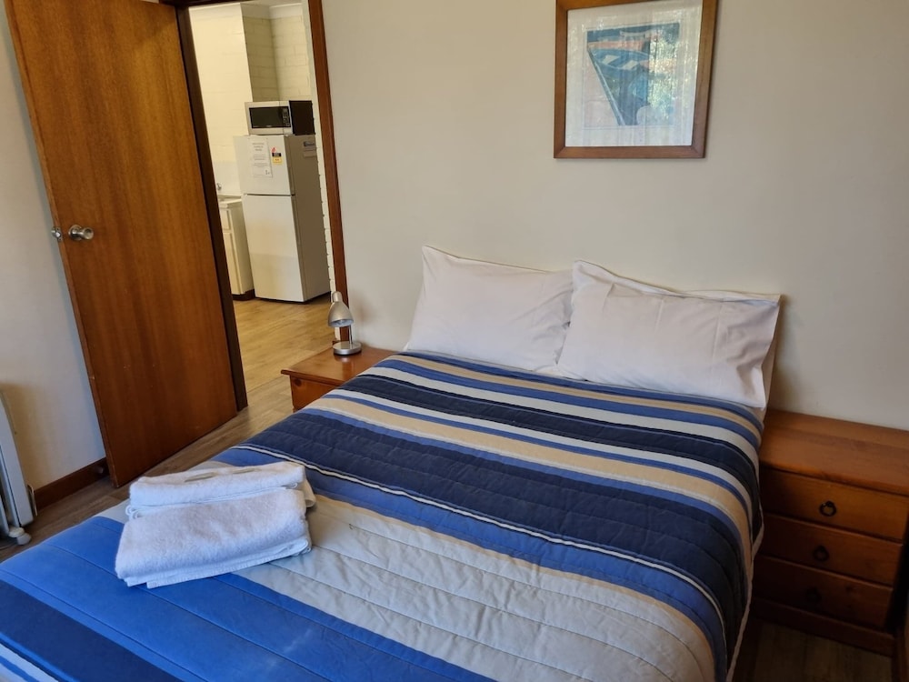 EMU BEACH CHALETS 6/35