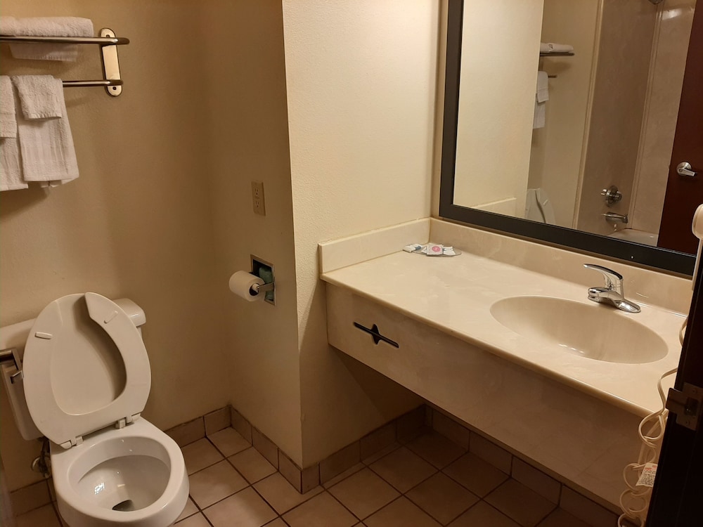 Baymont Inn And Suites Carthage 38/44