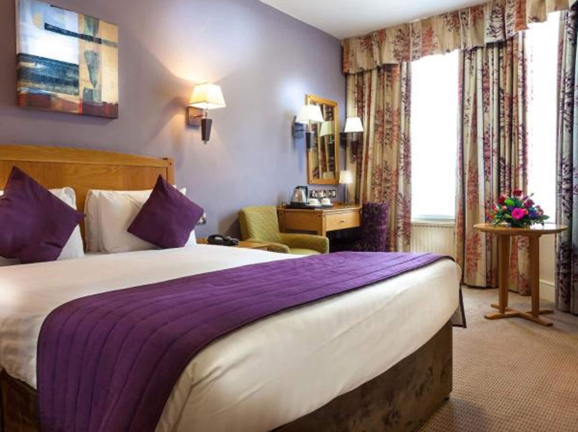ROOM, DOUBLE OR TWIN BED