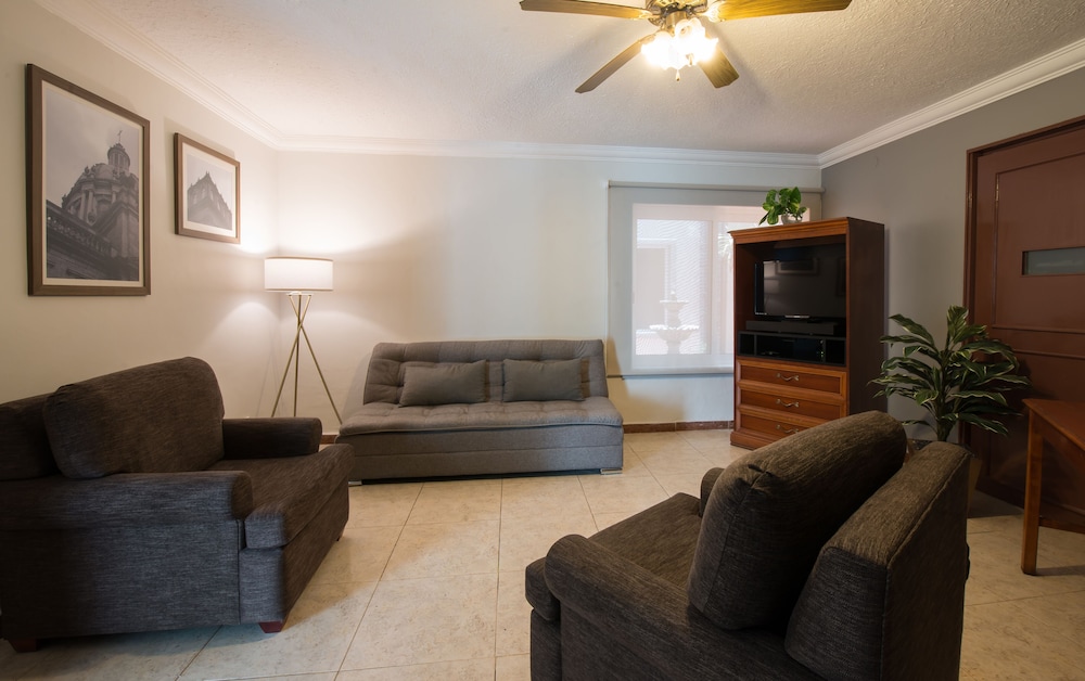 DEL MARQUES HOTEL AND SUITES 38/53