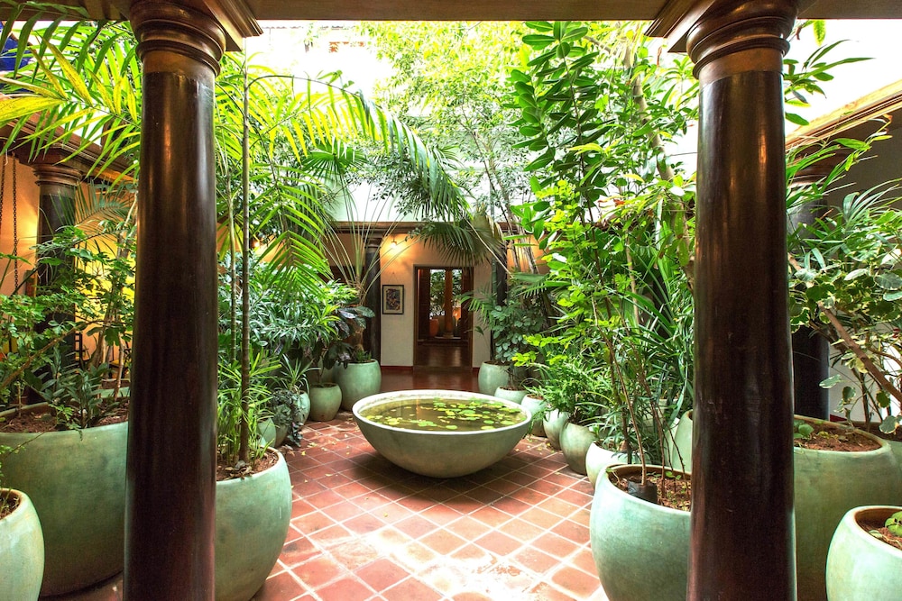 Maison Perumal Hotel & Restaurant CGH Earth 37/40