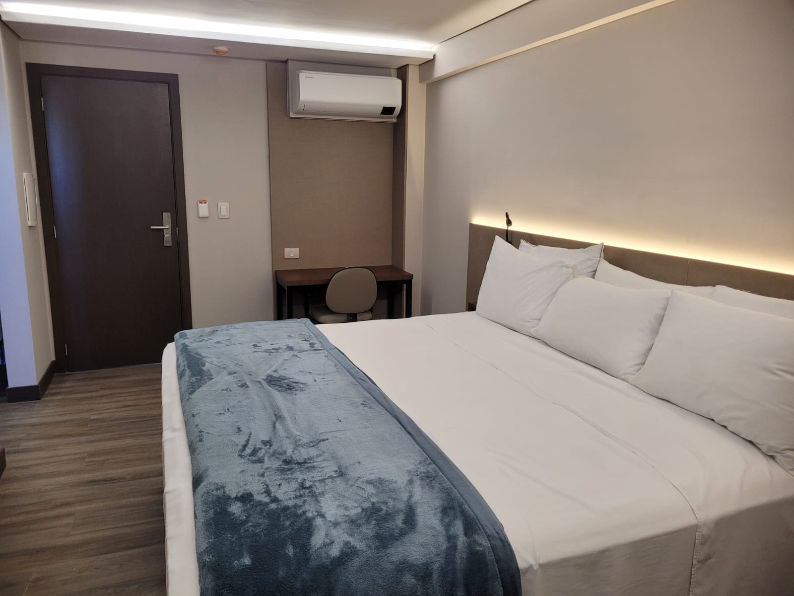 Deluxe, Single, King Bed