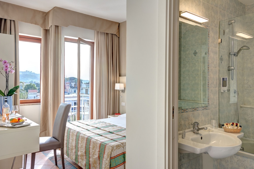 Caravel Hotel 13/62