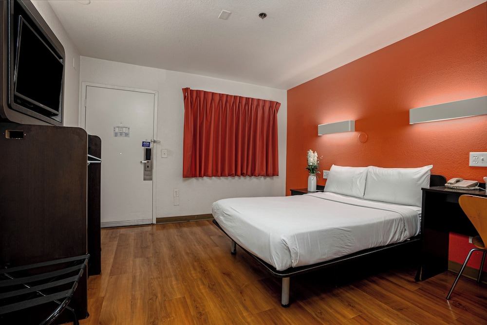 1 Queen Bed Premium, Mini Fridge, Motel6 Carlsbad, CA Beach 5/10