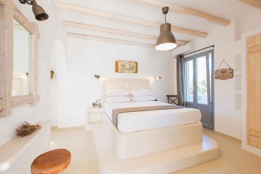 Ampelos Inn 11/47