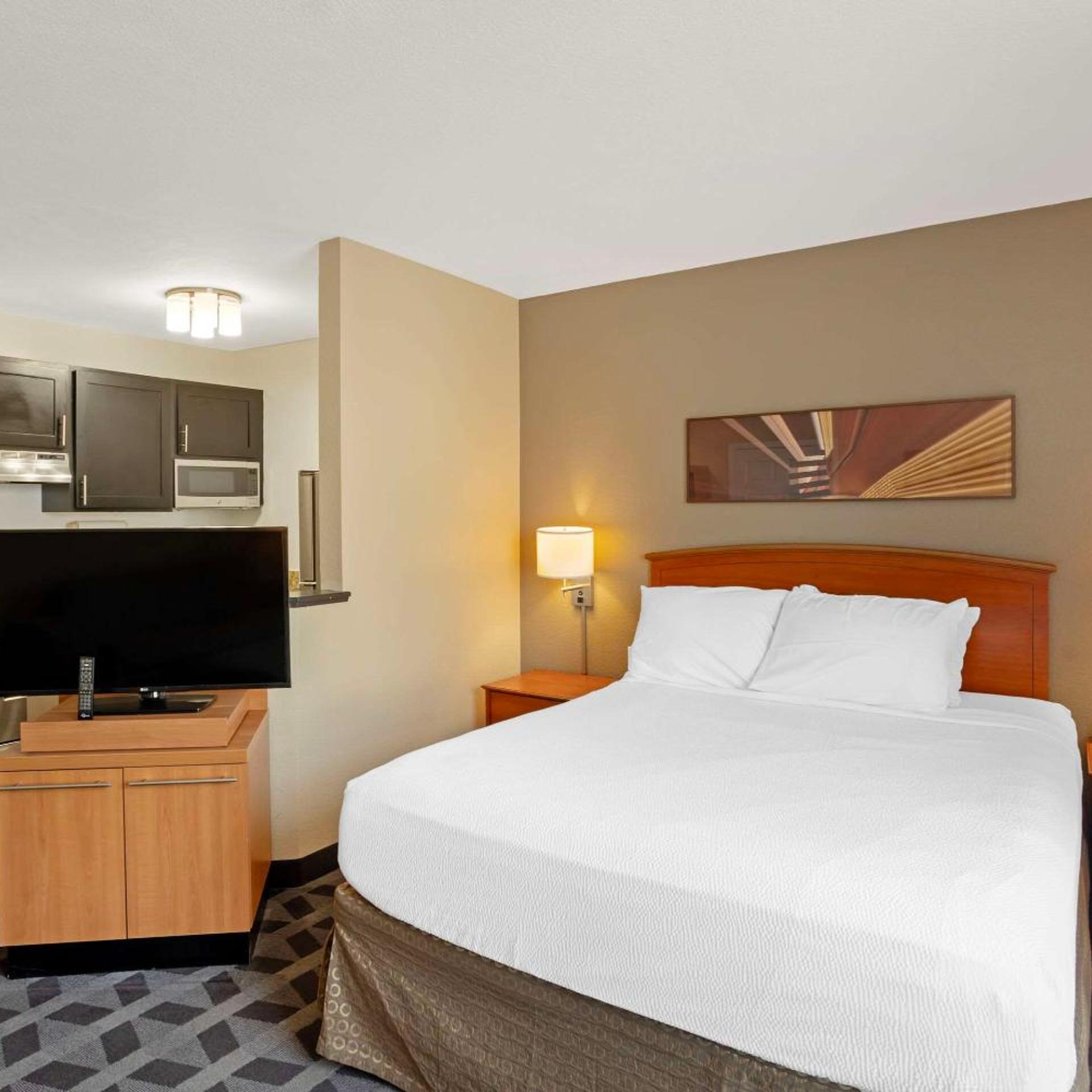Efficiency, Queen Bed, Accessible