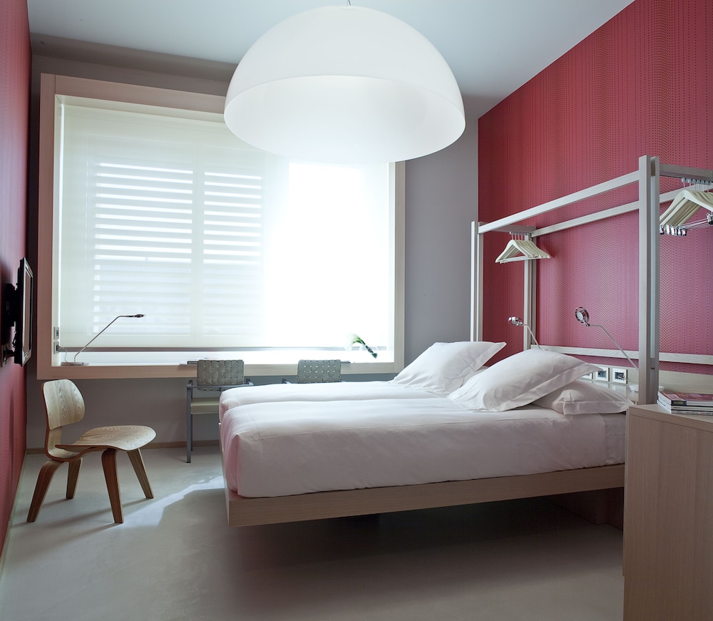 NU Hotel 15/38