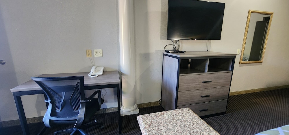 Regency Inn & Suites By Capital O Houston IAH Airport 50/66