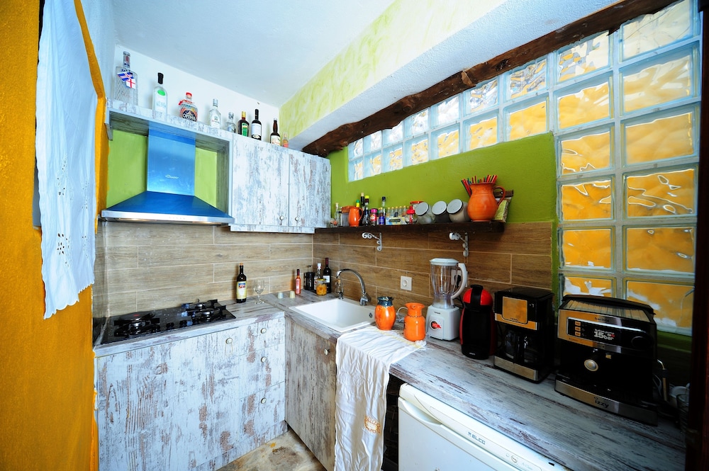 Idili Traditional House 7/50