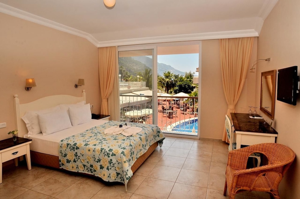 The Blue Lagoon Deluxe Hotel 6/28