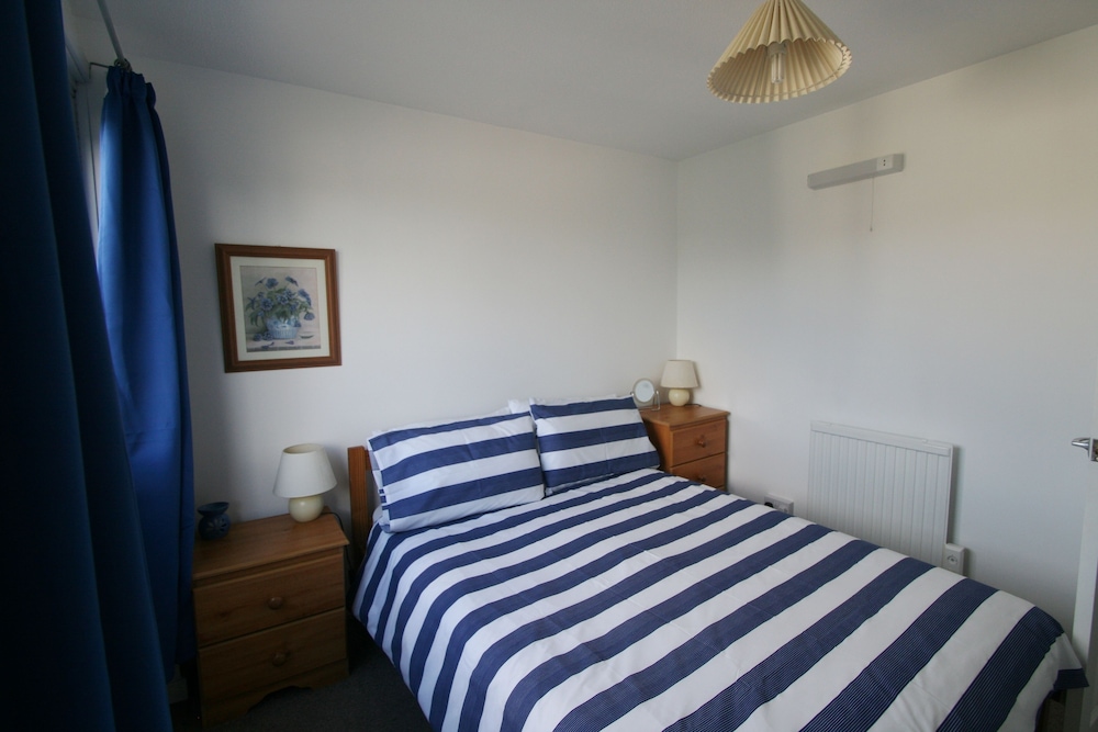 Freshwater Bay Holiday Cottages 27/50