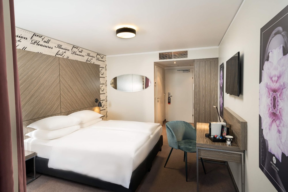 SUPERIOR, QUEEN BED