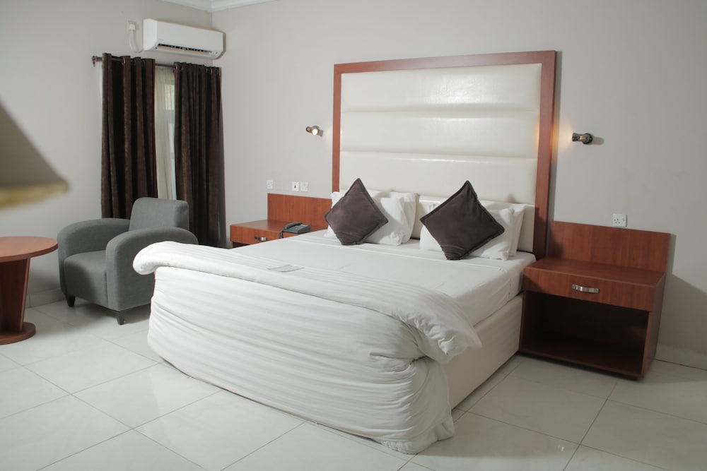 Denis Hotel 15/64