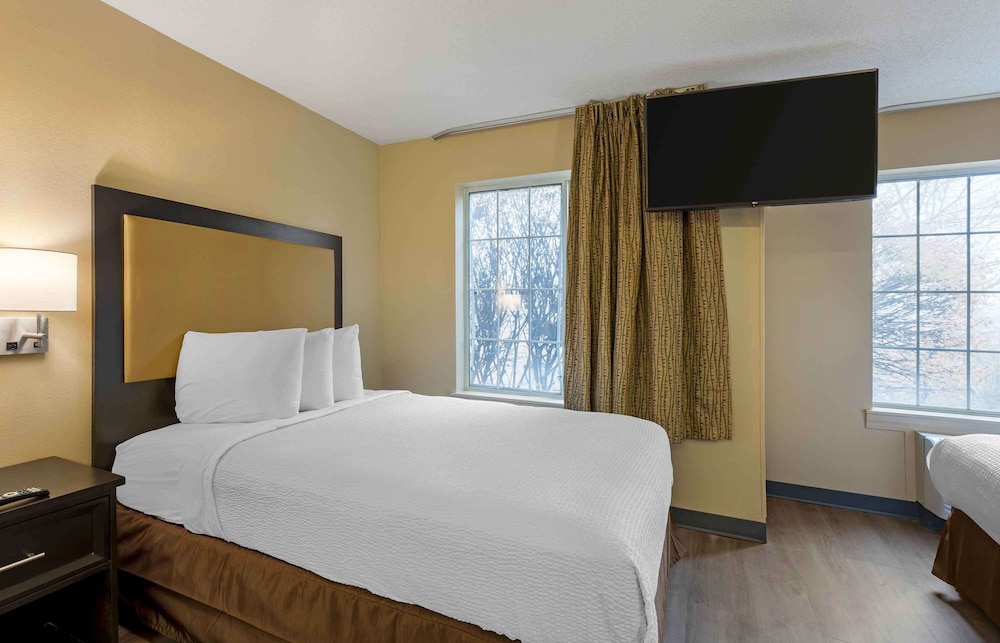 Extended Stay America Select Suites - St. Louis - Airport - Central 17/48