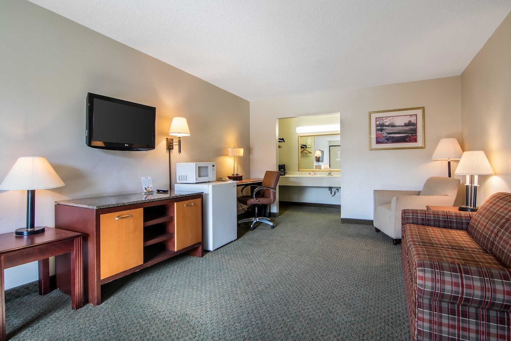 Econo Lodge Inn & Suites Conference Center 30/44