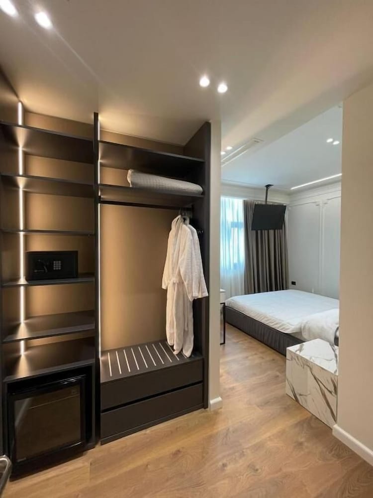 Hotel Adore 35/60
