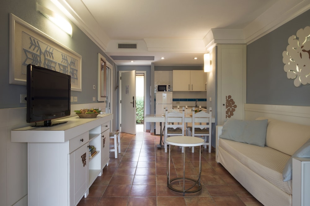 Lantana Resort Hotel and Apartments 45/68