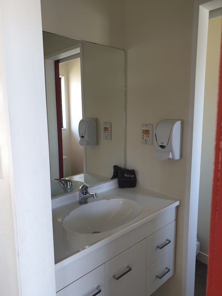 Oxford Court Motel 30/30