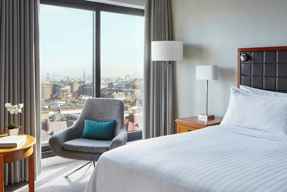 DELUXE, KING BED