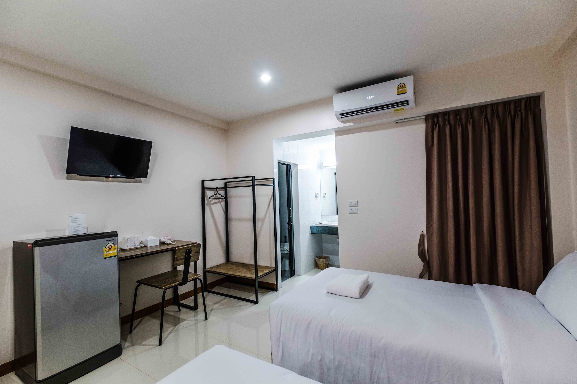 MODERN, TWIN BEDS