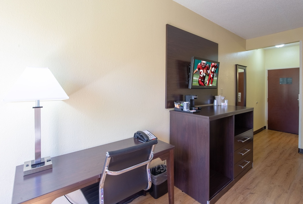 Red Roof Inn and Suites Indianapolis Airport 41/46
