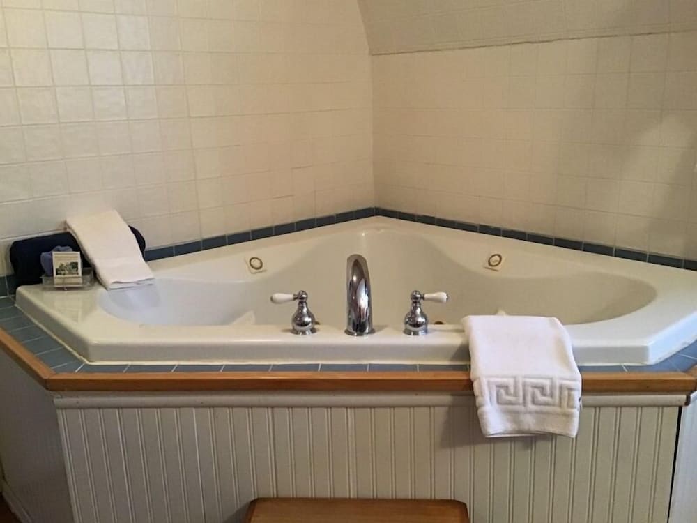 Brookview Manor Inn of the Poconos 50/51