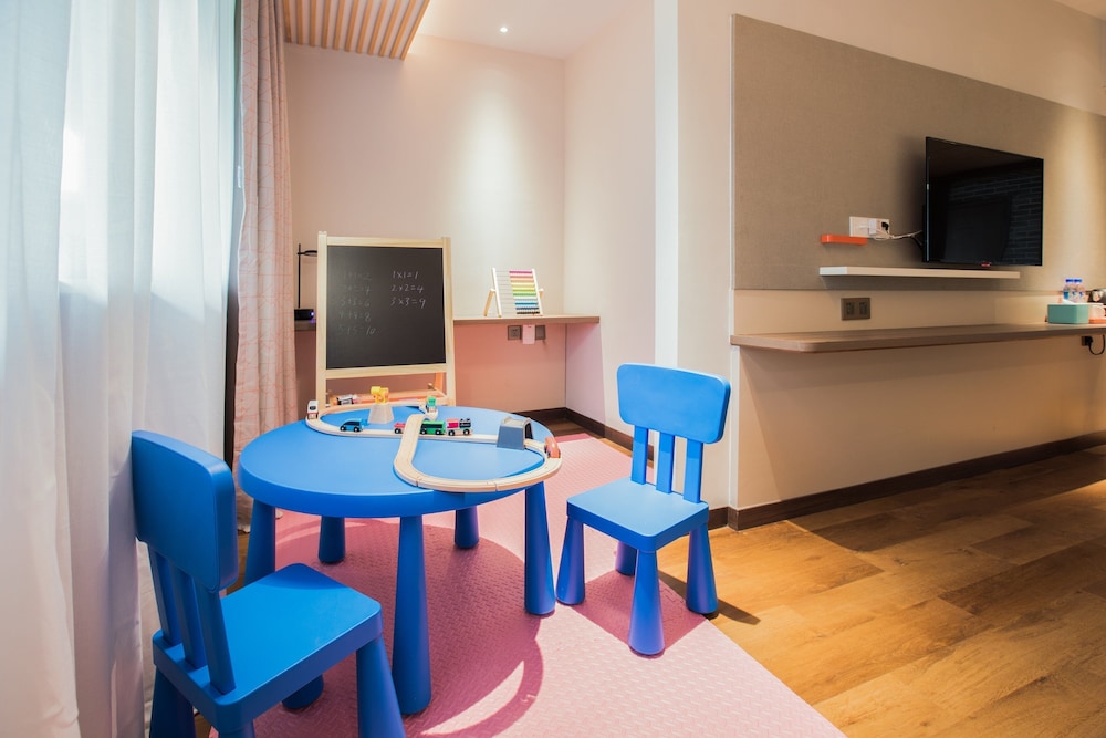 Holiday Inn Express Guizhou Qinglong 26/43