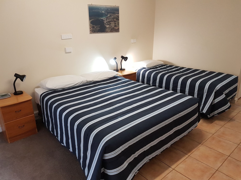Emu Point Motel 29/70