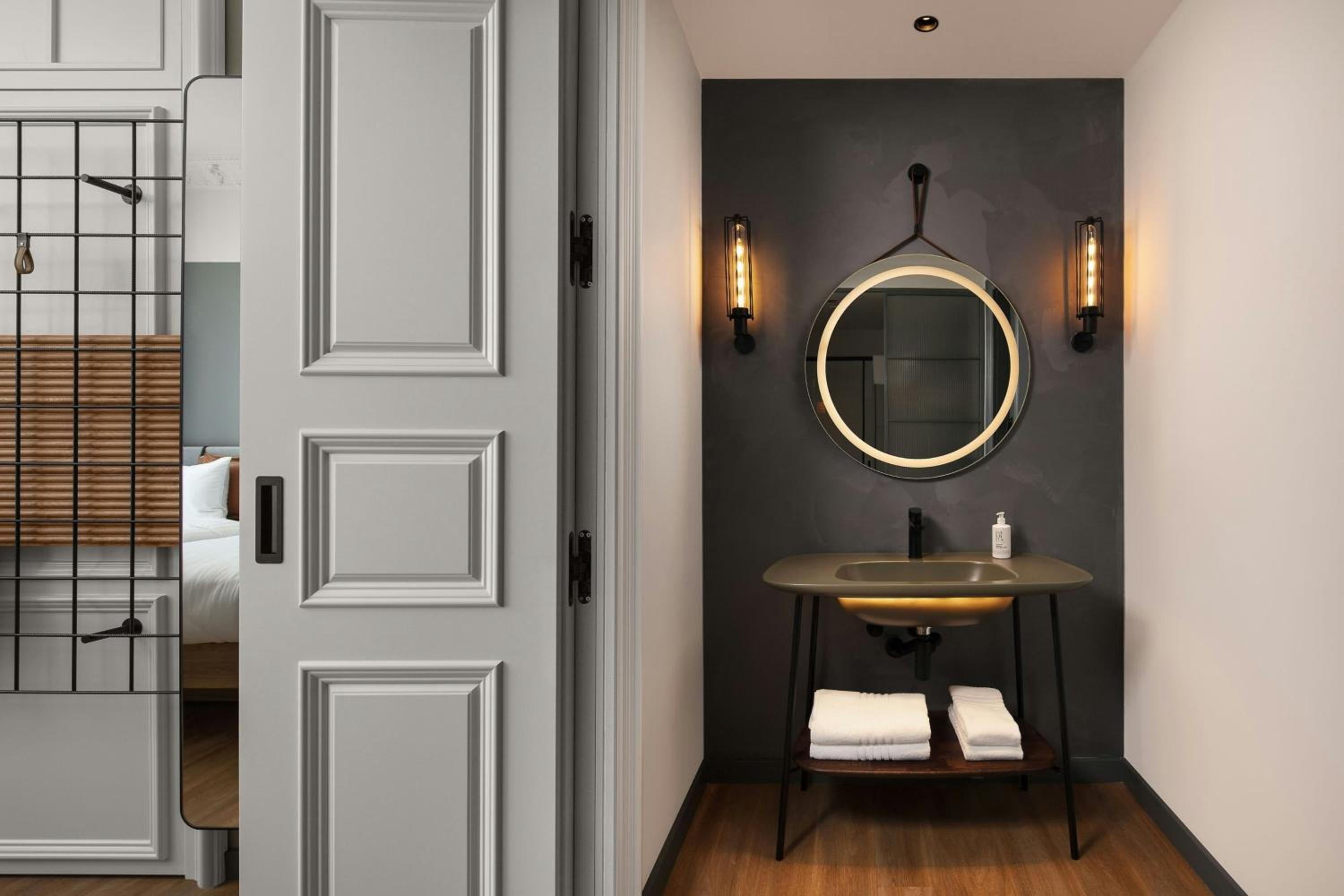 Moxy, Twin Beds, Atrium View، Moxy Istanbul Beyoglu 4/4