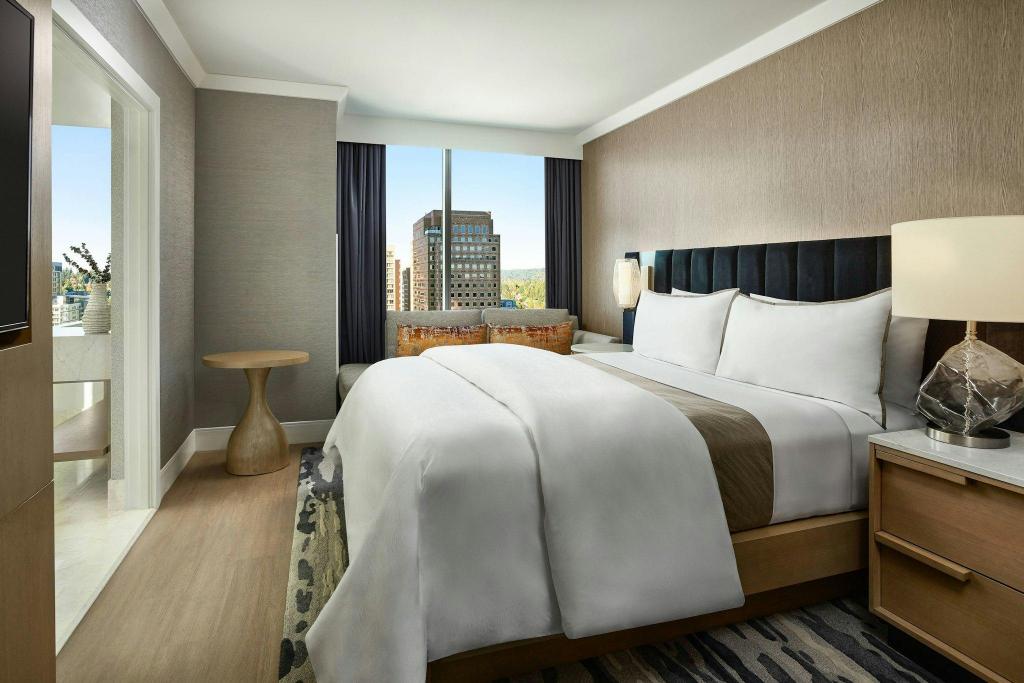 Chairman, Suite, King Bed, Lake View, High Floor, Corner