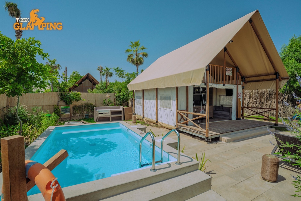 T-Rex Glamping Dubai Parks and Resorts 17/48