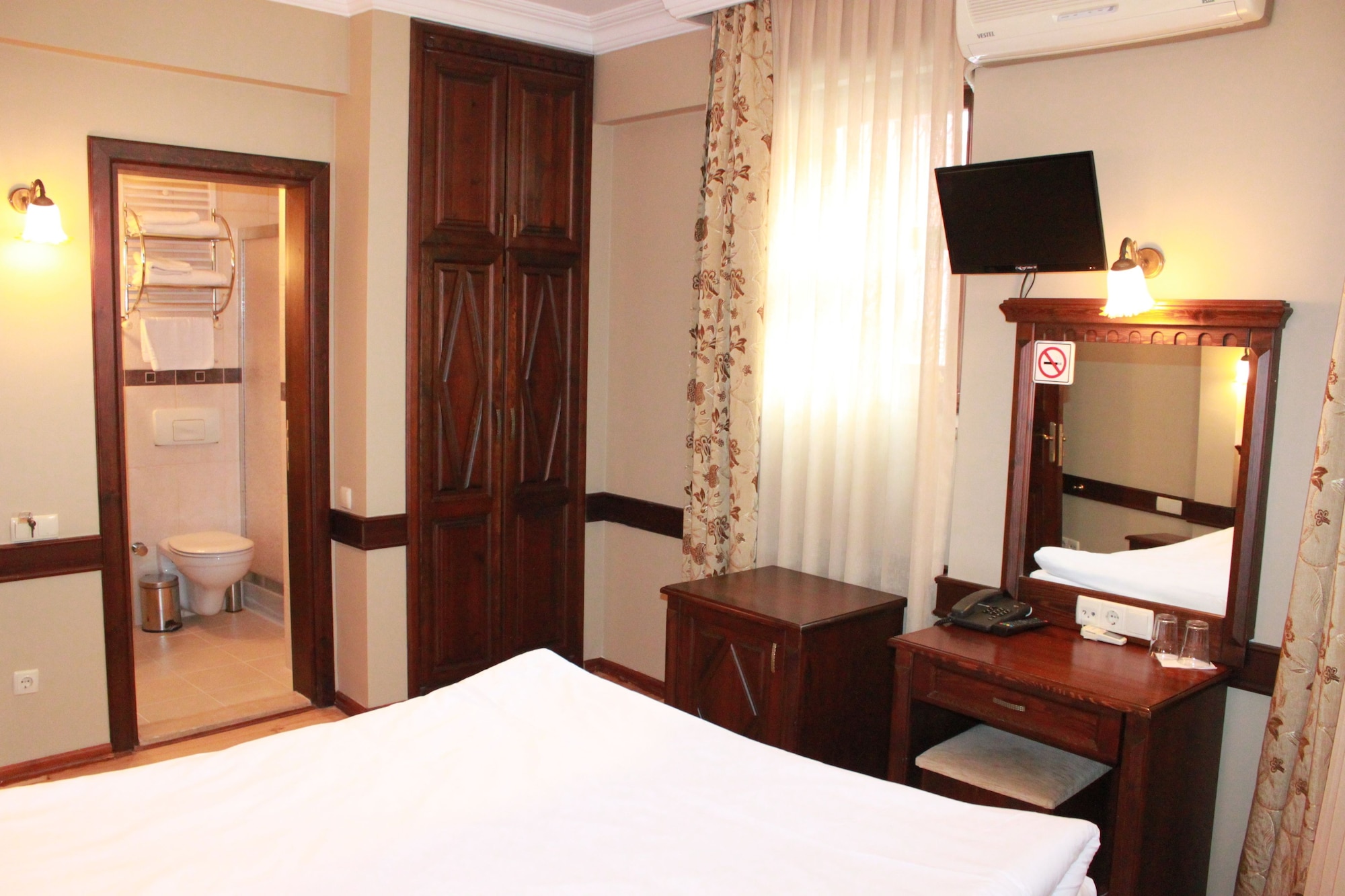 STANDARD, TWIN BEDS, CITY VIEW