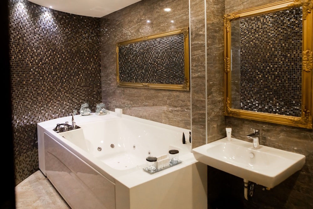 Malak Regency Hotel 72/72