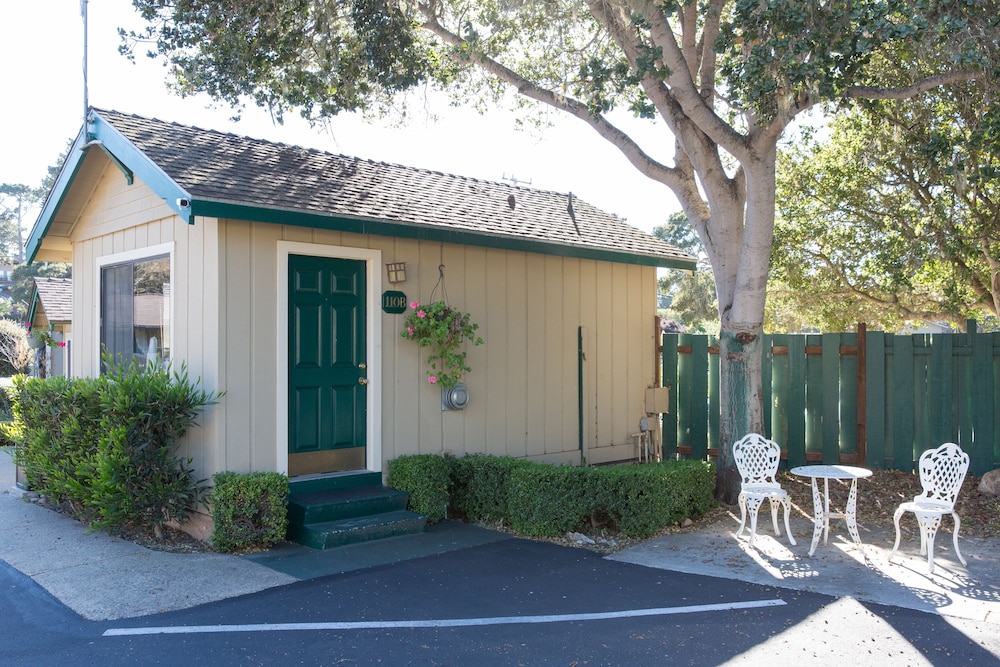 Sea Breeze Inn And Cottages 3/75