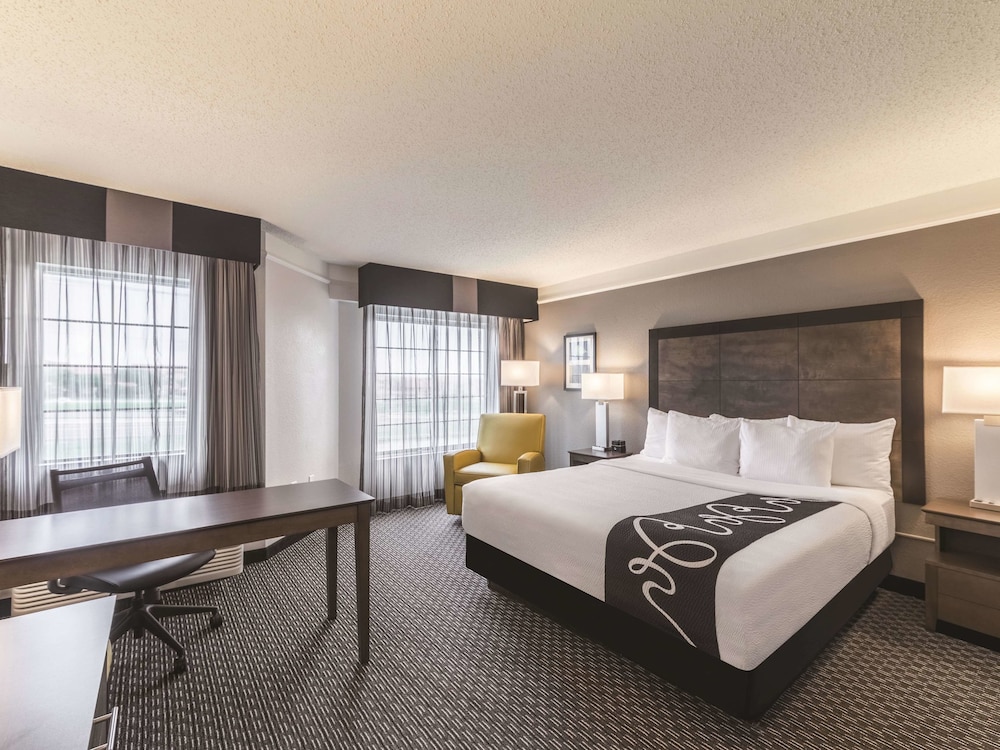 La Quinta Inn and Suites by Wyndham Austin Near The Domain 11/52