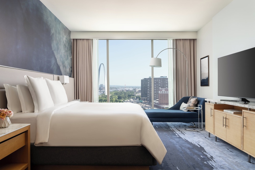 LUXURY, SUITE, KING BED