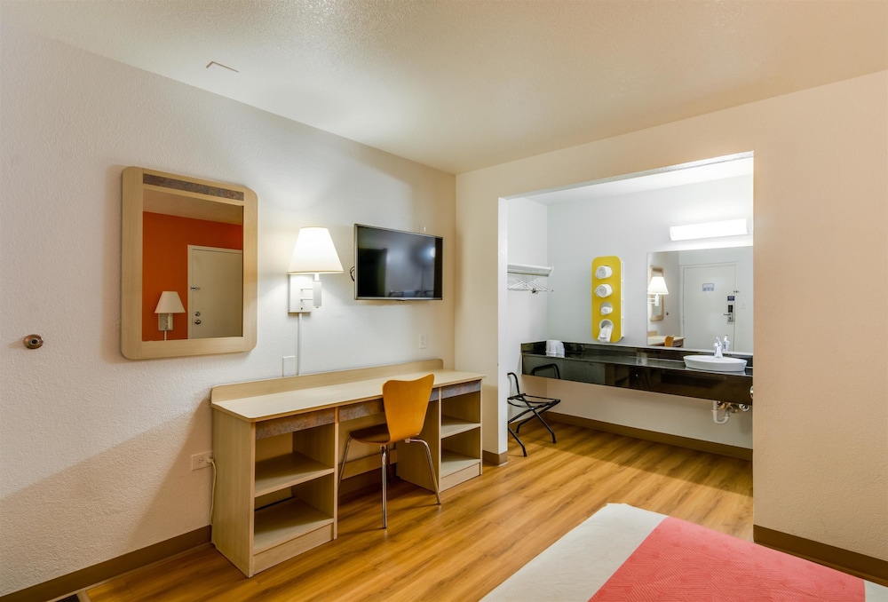 Motel6 Schiller Park, IL - Chicago O'Hare 30/48
