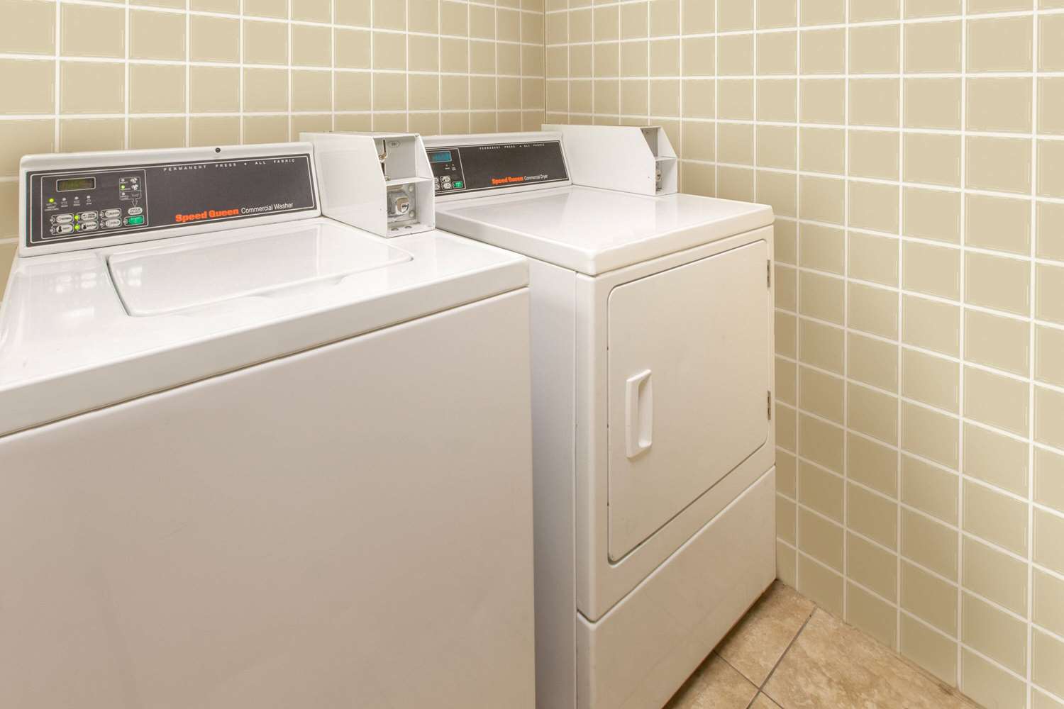 Days Inn & Suites by Wyndham Madison Heights MI 20/20