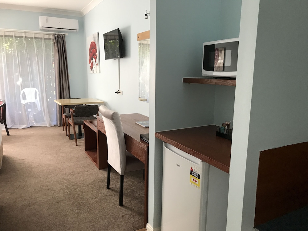 SPRINGWOOD MOTOR INN 40/50
