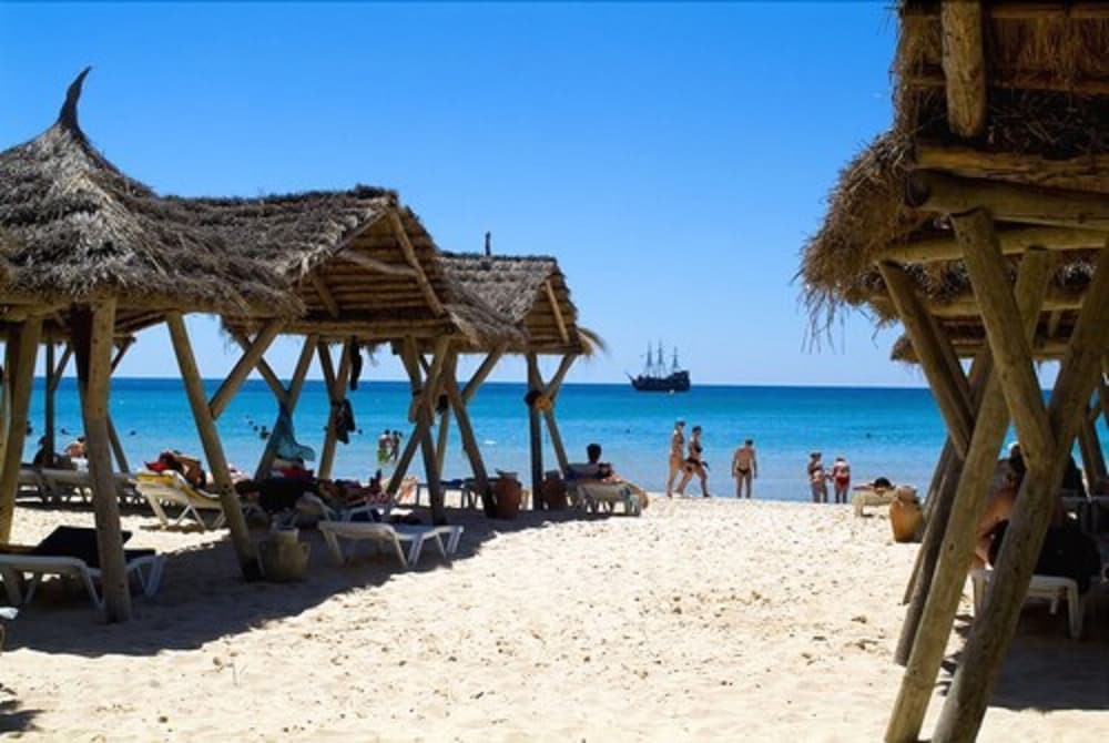 THE ORANGERS BEACH RESORT AND BUNGALOWS 32/43