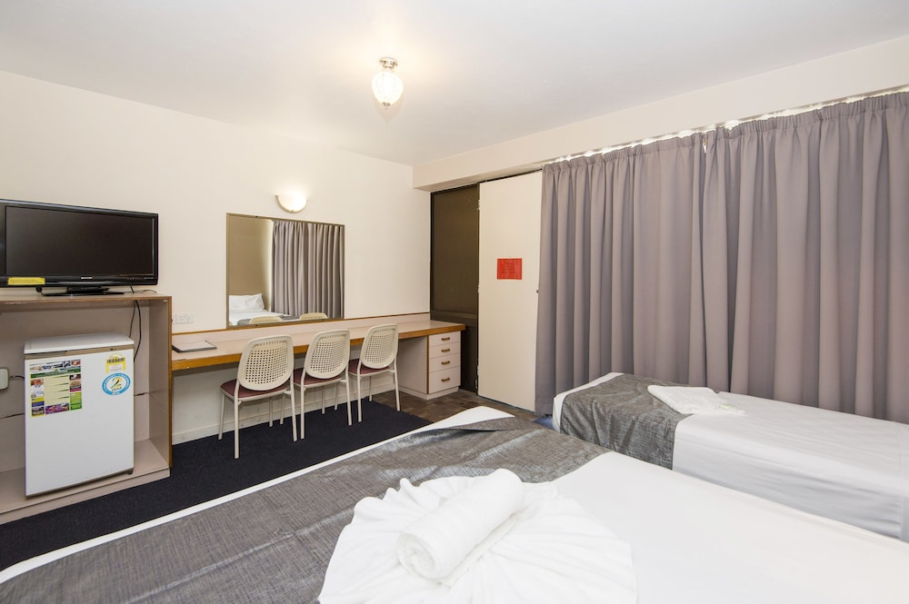 Mid City Motor Inn 10/64