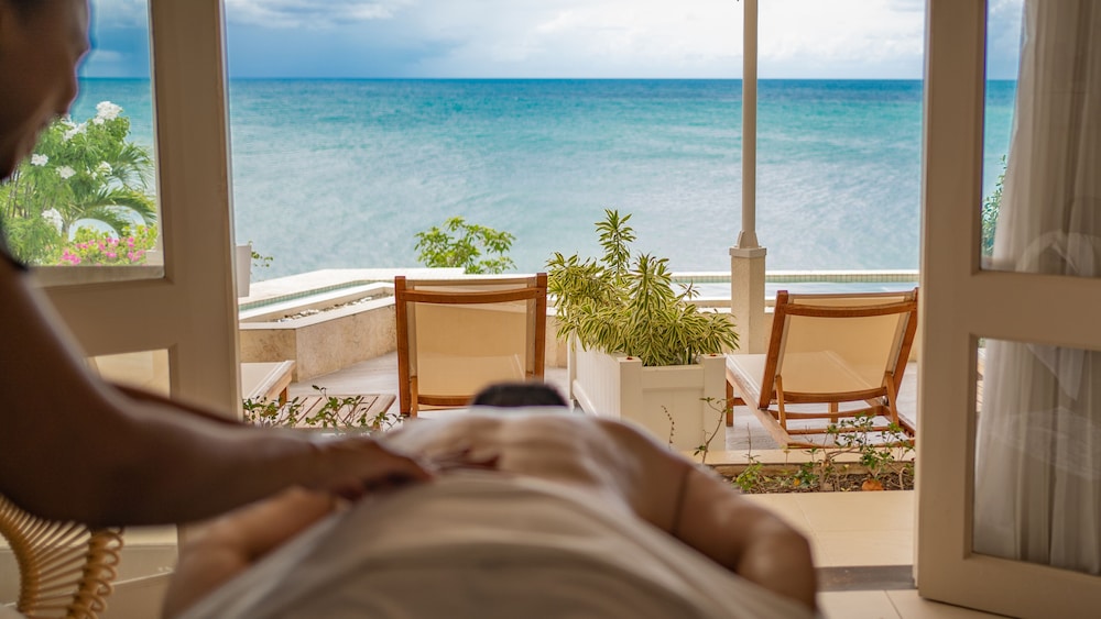 Cove Suites At Blue Waters 15/50