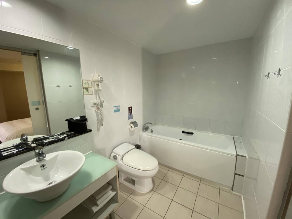 TAPENG BAY HOLIDAY HOTEL 11/52
