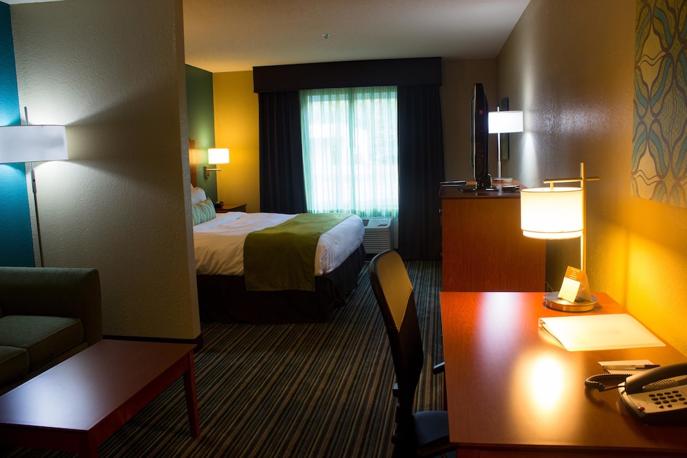 Best Western Plus Menomonie Inn & Suites 15/39