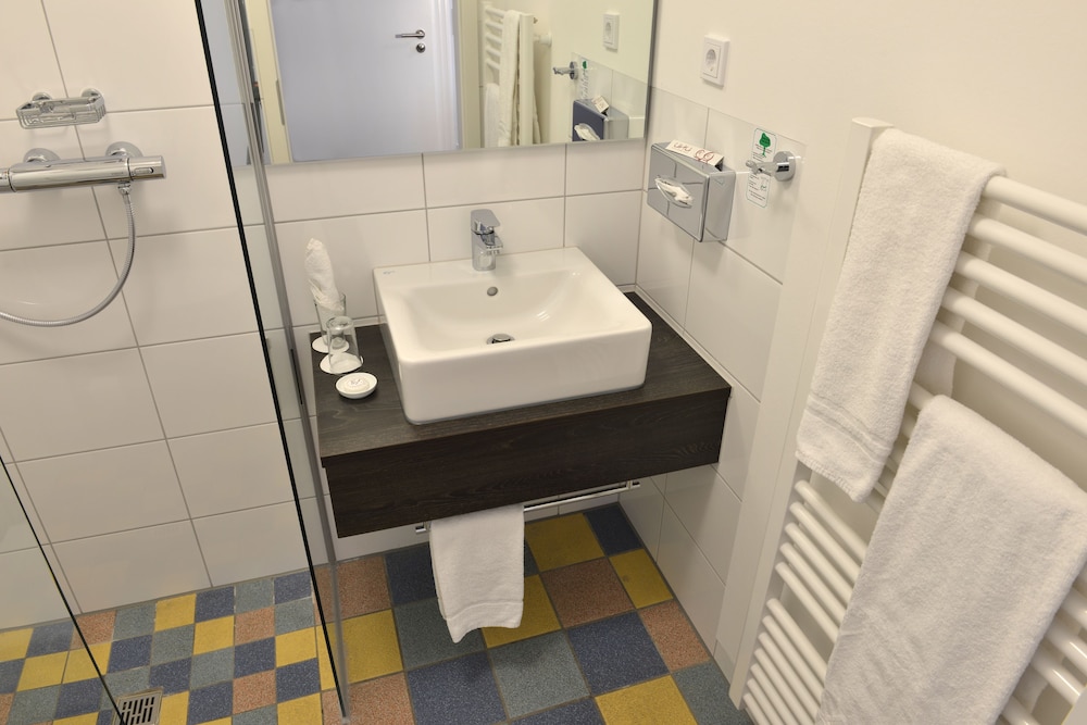 Basic, King Bed, Uhu Gastehaus 2/2