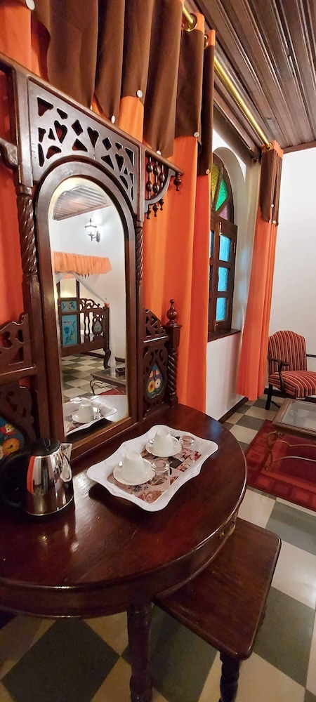 TAUSI PALACE HOTEL 81/90