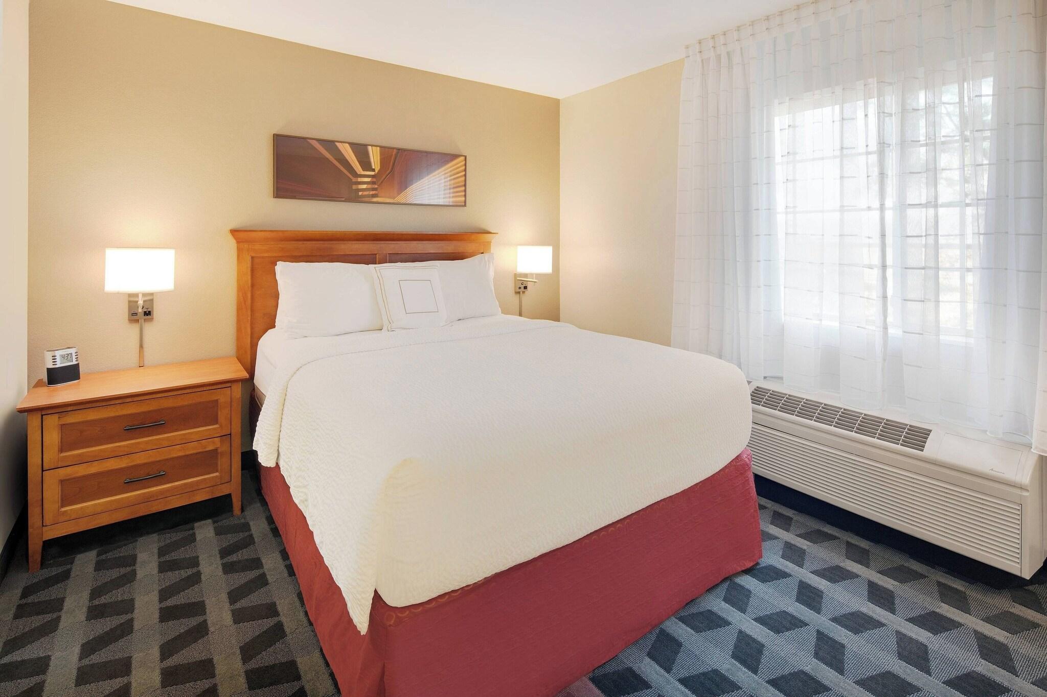 Studio, Queen Bed, Accessible