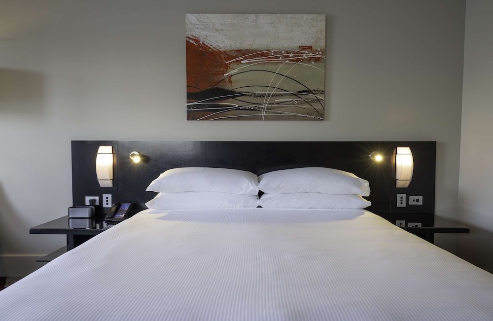 ROOM, KING BED, CORNER