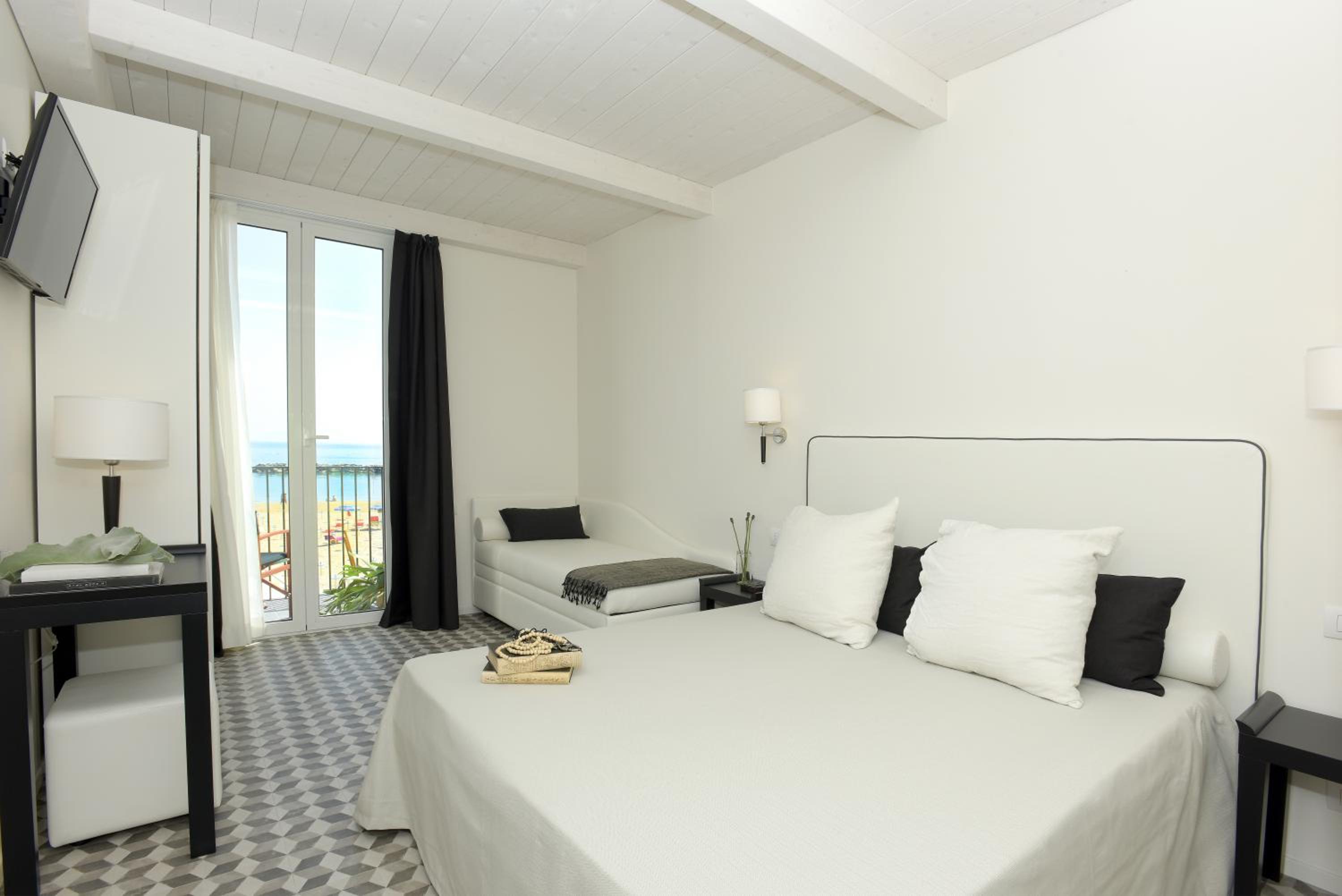 Room, Quadruple