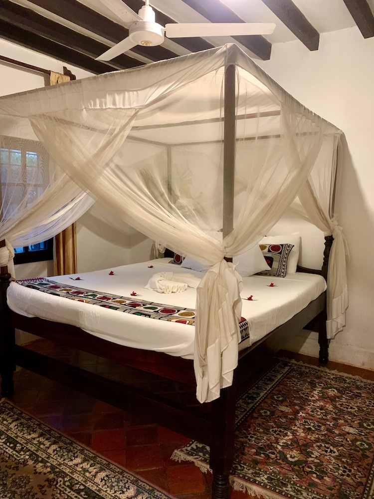Kenyan House Boutique Hotel 33/36